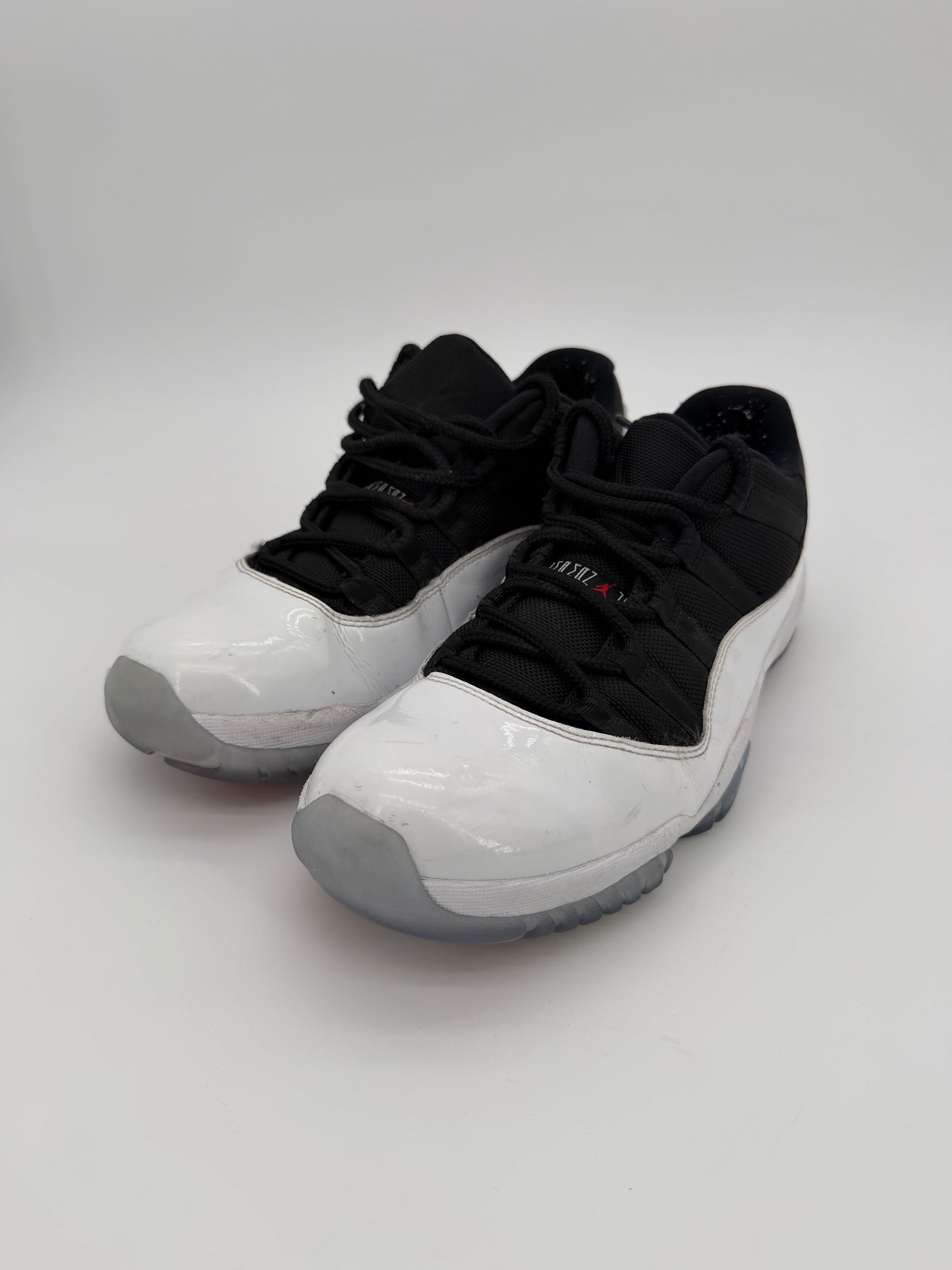 Jordan 11 Retro Low Tuxedo