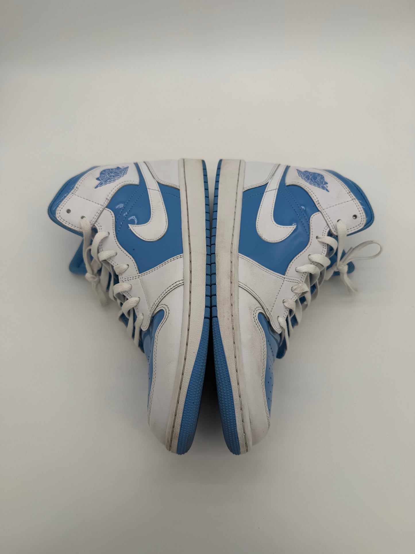 Jordan 1 Mid Legend Blue
