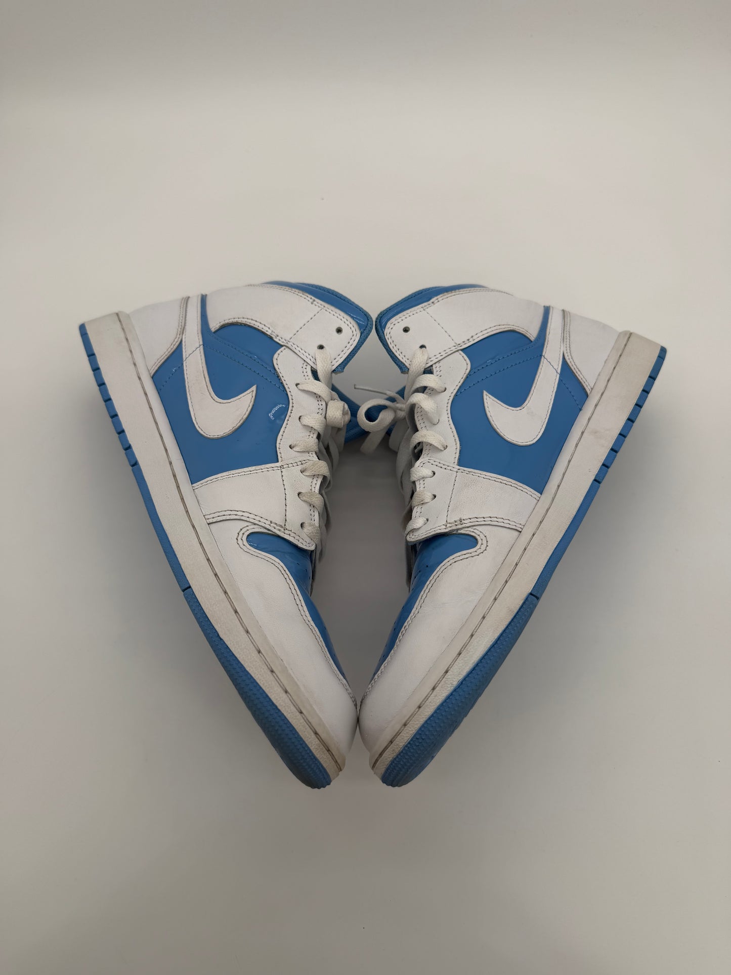Jordan 1 Mid Legend Blue